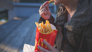La asombrosa diferencia entre los ingredientes de las patatas de McDonalds de EE.UU. y Reino Unido